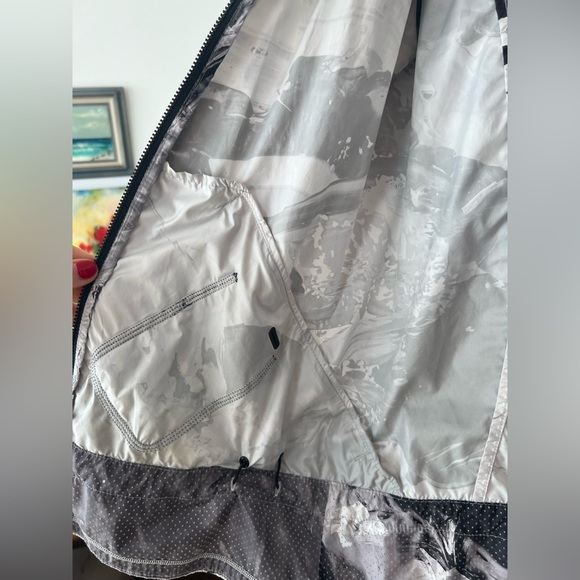 Lululemon light running jacket XS - Picture 9 of 10